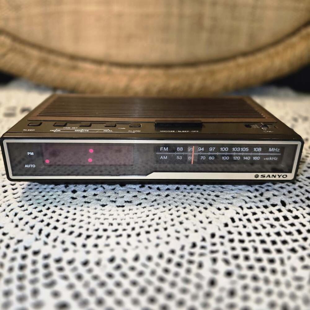 Vintage Sanyo RM 5600 AM/FM Digital Radio Woodgrain Retro 1970s LED Tested Works